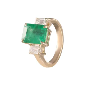 Luxurious Emerald Ring
